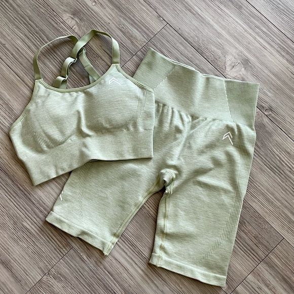Pistachio colored overactive set.